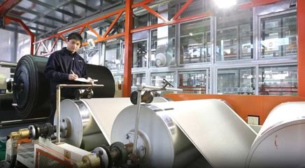 無溶劑聚氨酯復合材料生產(chǎn)線。肥西縣委宣傳部供圖