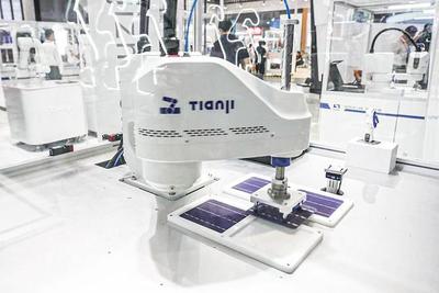 【圖集】從玩魔方的機(jī)器人到冬奧會新材料,直擊第23屆工博會現(xiàn)場